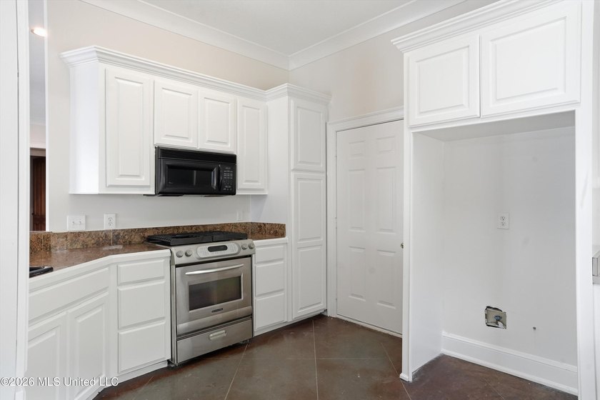 This 3 bedroom 2.5 bath custom built, 1 owner home is ready to - photo 25