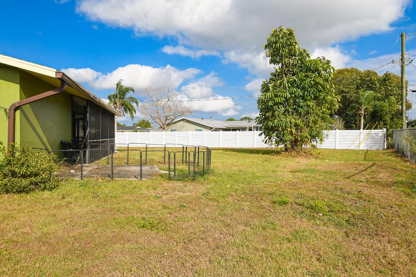 HOME SITS ON 1/3 OF AN ACRE BEAUTIFUL CORNER LOT! UPDATED - photo 32