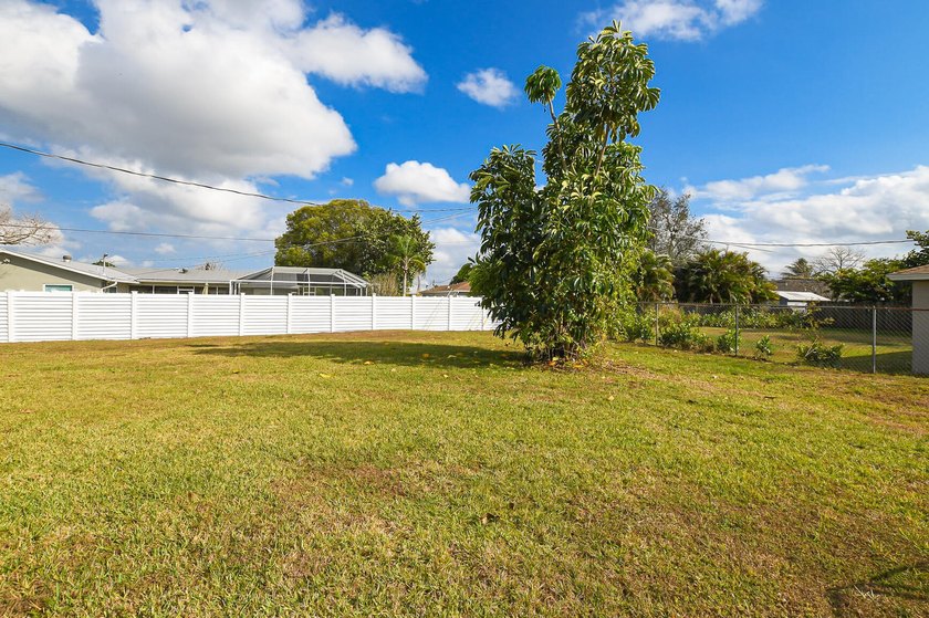 HOME SITS ON 1/3 OF AN ACRE BEAUTIFUL CORNER LOT! UPDATED - photo 33