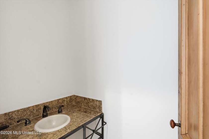 This 3 bedroom 2.5 bath custom built, 1 owner home is ready to - photo 35