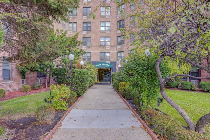 PARK MANOR CONDOMINIUM. One of a Kind CONDO, fully renovated - photo 23