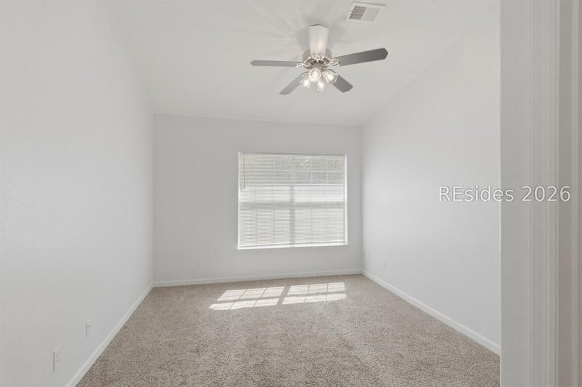 Beautifully updated remodeled second floor Villa. 2 bedrooms, 2 - photo 11