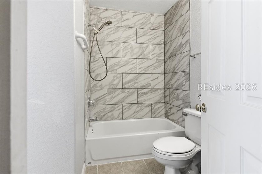 Beautifully updated remodeled second floor Villa. 2 bedrooms, 2 - photo 13