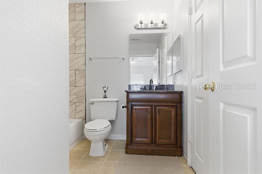 Beautifully updated remodeled second floor Villa. 2 bedrooms, 2 - photo 14