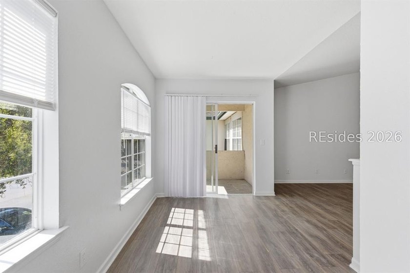 Beautifully updated remodeled second floor Villa. 2 bedrooms, 2 - photo 21