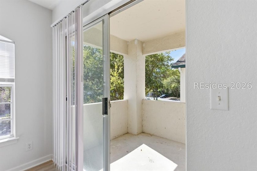 Beautifully updated remodeled second floor Villa. 2 bedrooms, 2 - photo 22
