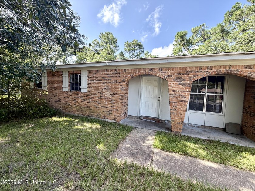 Investor Special ! Brick Home on a Slab. Your chance to do a - photo 2