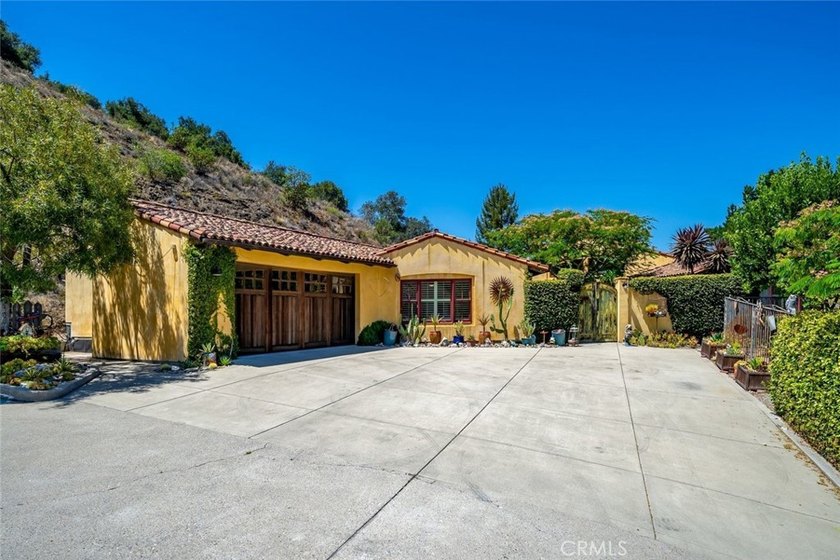 Maison du Soleil-perched in the highly desirable Royal Heights - photo 5