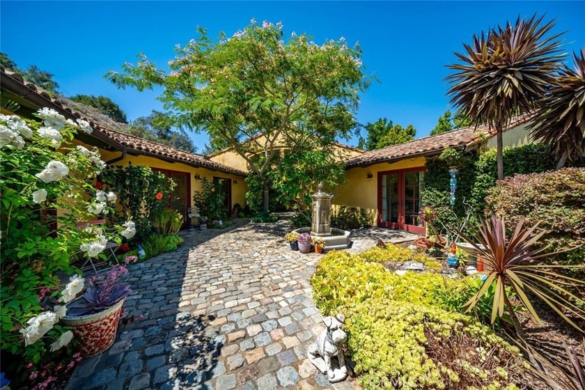 Maison du Soleil-perched in the highly desirable Royal Heights - photo 7