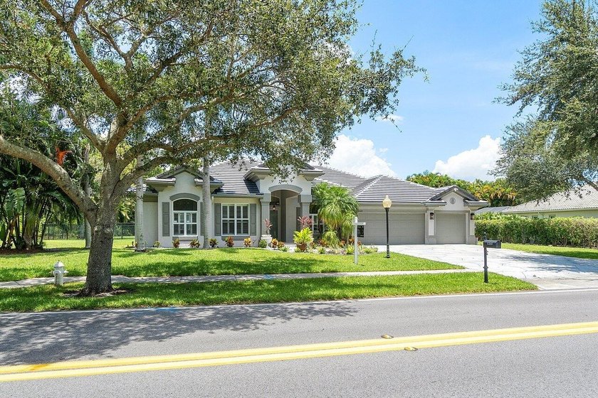 Beautiful, completely renovated,single family home in the quaint - photo 2