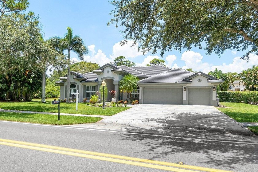 Beautiful, completely renovated,single family home in the quaint - photo 3
