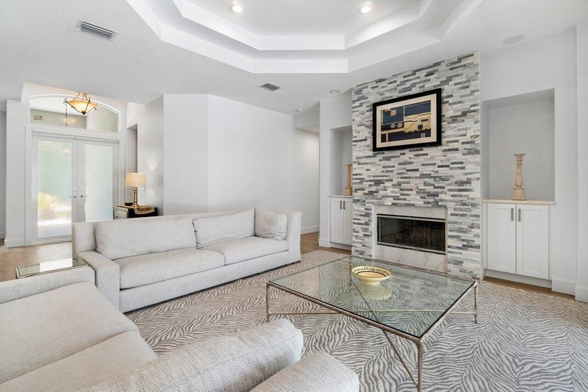 Beautiful, completely renovated,single family home in the quaint - photo 8