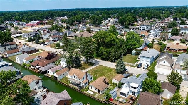 RARE WATERFRONT FIND IN ST. CLAIR SHORES! ??? Situated on a rare - photo 6