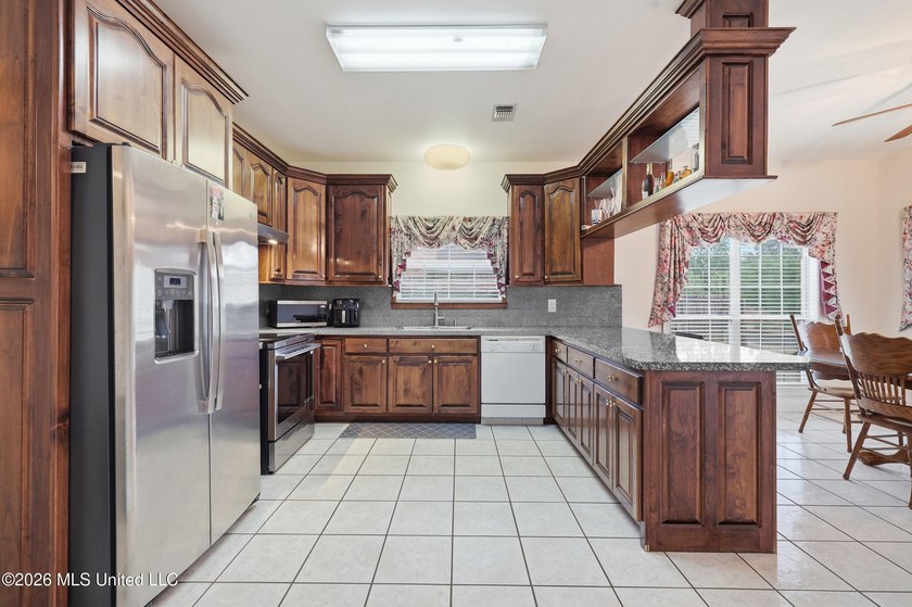 Welcome to this spacious 5-bedroom, 3.5 bath two story brick - photo 7
