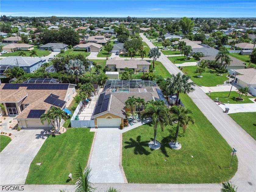 Welcome to this beautifully maintained 4-bedroom, 2-bathroom - photo 44