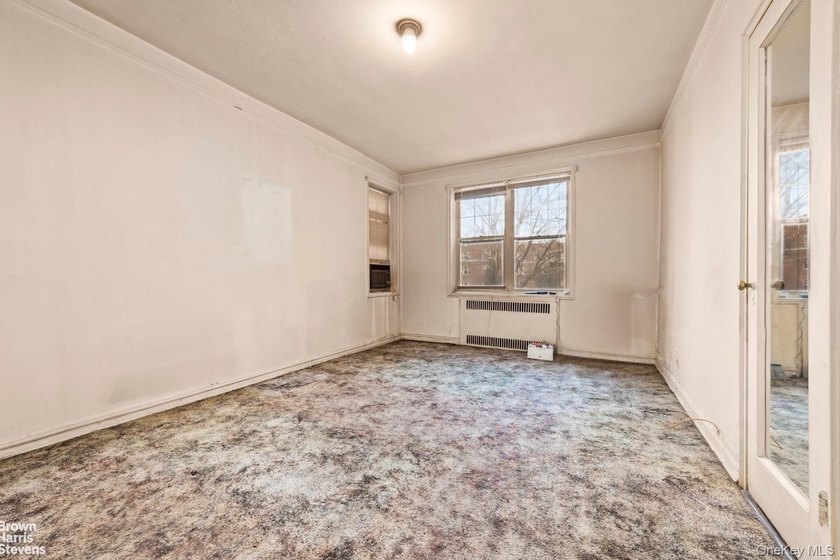 A great opportunity awaits in Forest Hills South. This spacious - photo 4