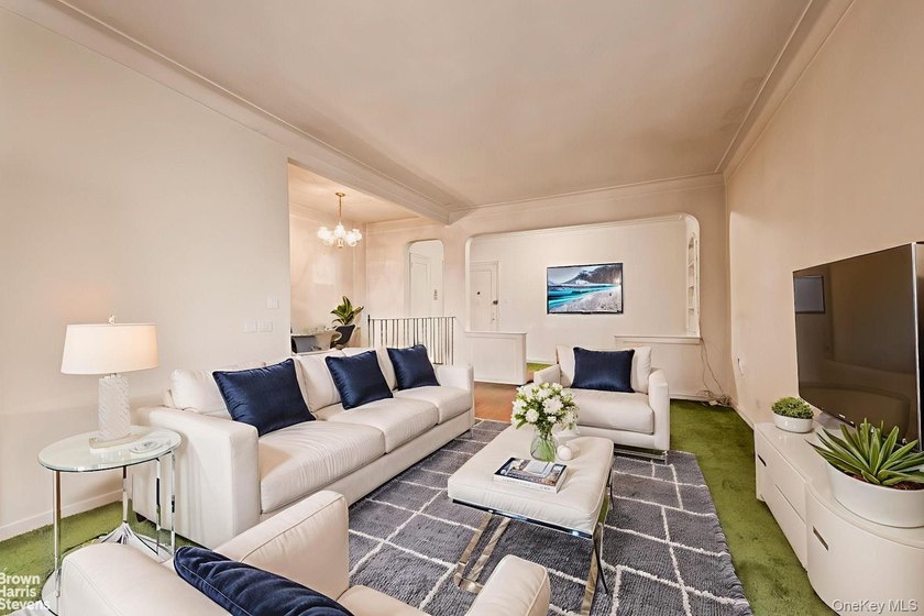 A great opportunity awaits in Forest Hills South. This spacious - photo 5