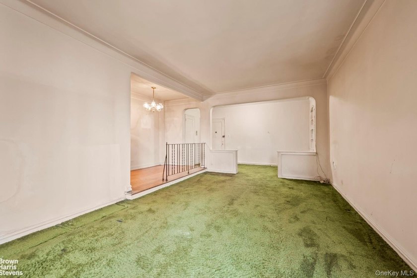 A great opportunity awaits in Forest Hills South. This spacious - photo 6