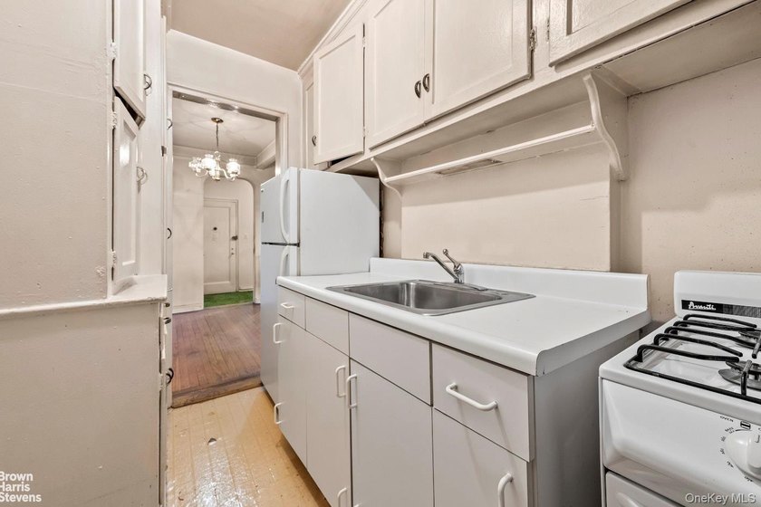 A great opportunity awaits in Forest Hills South. This spacious - photo 9