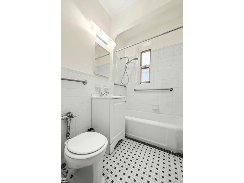 A great opportunity awaits in Forest Hills South. This spacious - photo 10