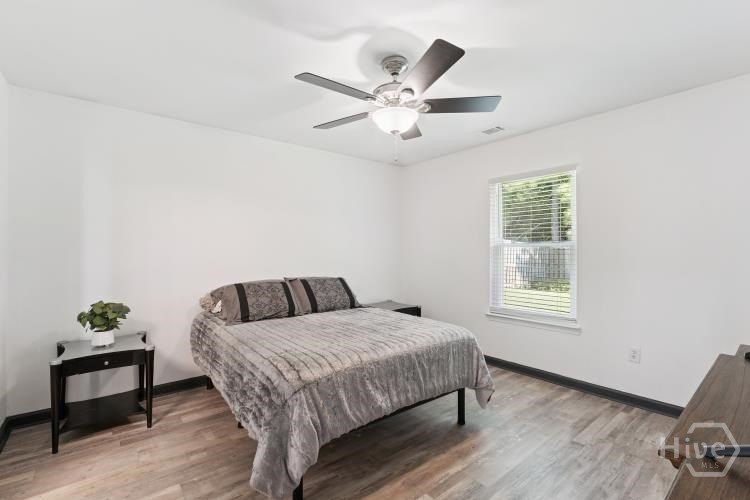 What a Deal! This beautifully maintained 4-bedroom, 2-bathroom - photo 9