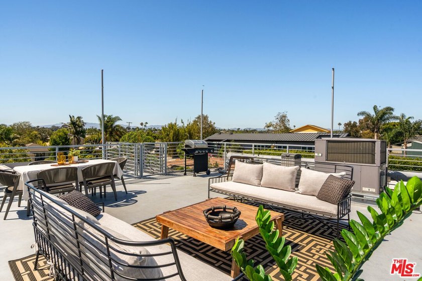 Welcome to 1076 Palms Boulevard - a rare architectural compound - photo 37