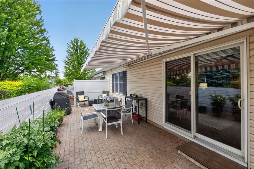 RARE OPPORTUNITY! Move-in ready, one-floor living in the heart - photo 14