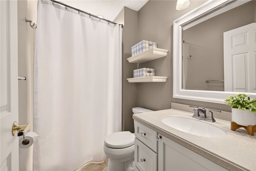 RARE OPPORTUNITY! Move-in ready, one-floor living in the heart - photo 18