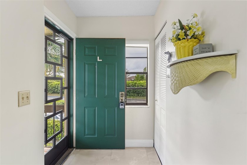 A well maintained, Move in ready, 3 bd, 2 bath unit with a - photo 13