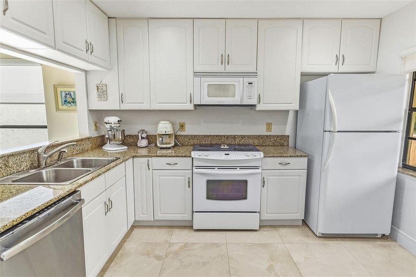 A well maintained, Move in ready, 3 bd, 2 bath unit with a - photo 14