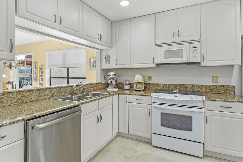 A well maintained, Move in ready, 3 bd, 2 bath unit with a - photo 16