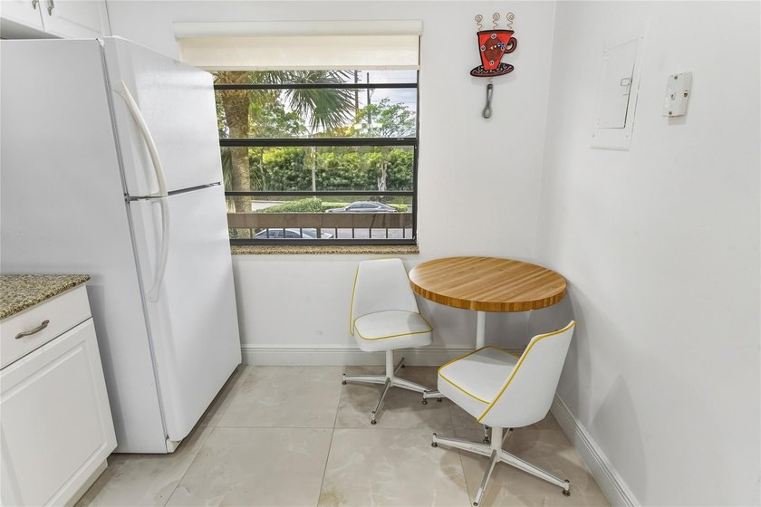A well maintained, Move in ready, 3 bd, 2 bath unit with a - photo 17