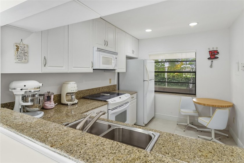 A well maintained, Move in ready, 3 bd, 2 bath unit with a - photo 19