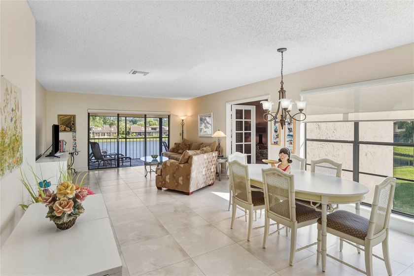 A well maintained, Move in ready, 3 bd, 2 bath unit with a - photo 20
