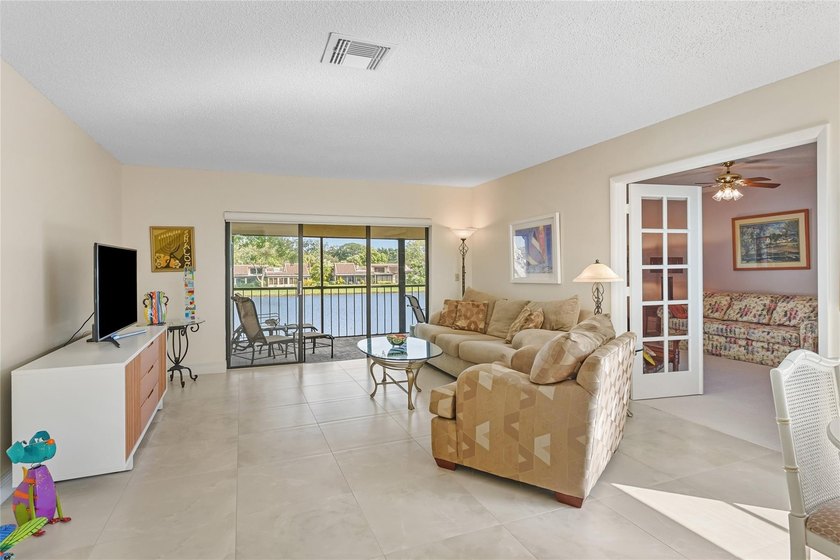 A well maintained, Move in ready, 3 bd, 2 bath unit with a - photo 21