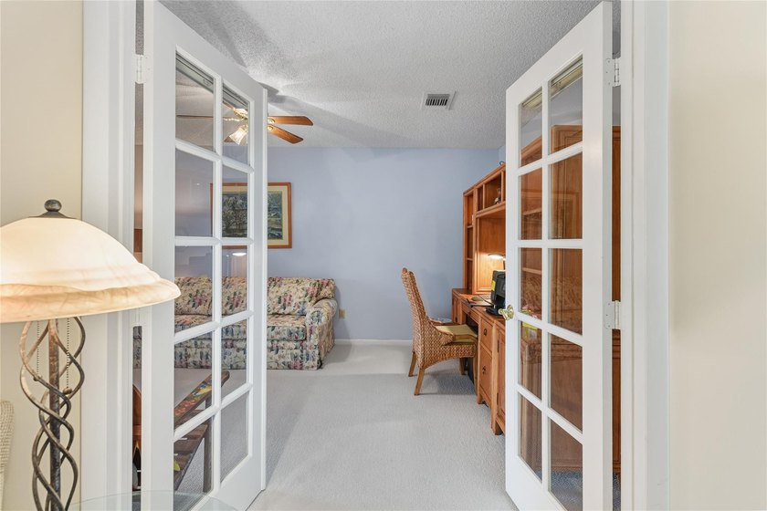 A well maintained, Move in ready, 3 bd, 2 bath unit with a - photo 23