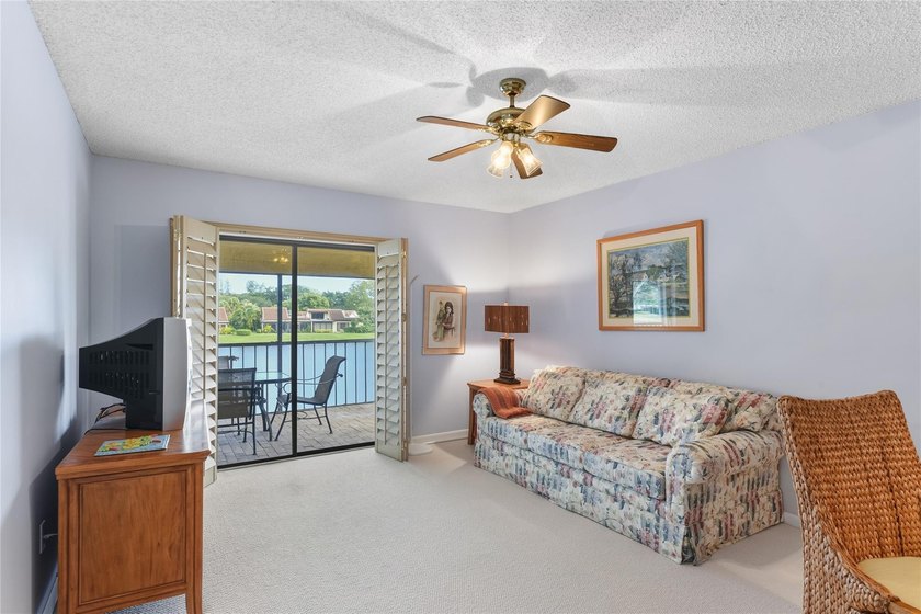 A well maintained, Move in ready, 3 bd, 2 bath unit with a - photo 24