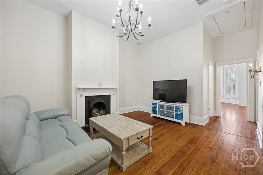 Welcome home to 203 E Duffy Street # C. Located just 2 blocks - photo 5