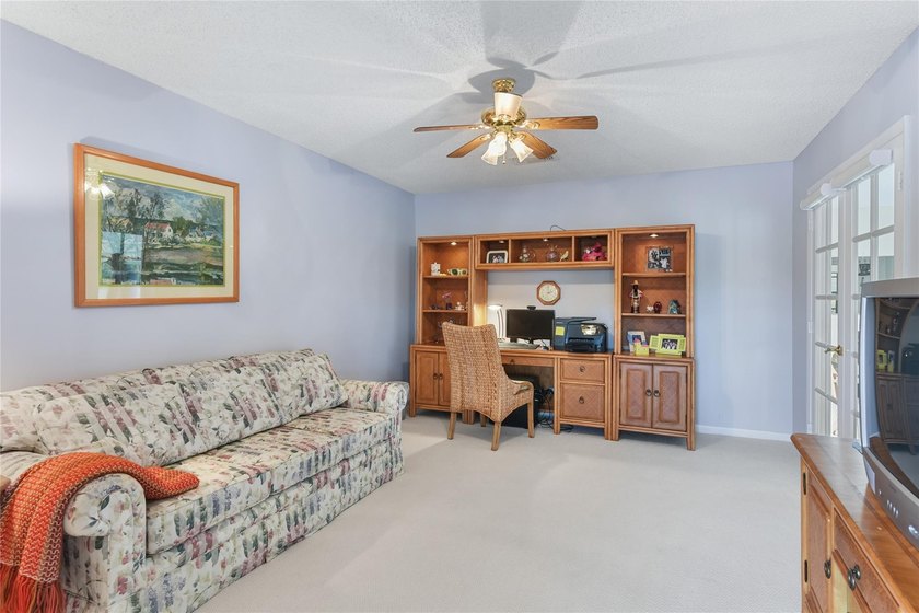 A well maintained, Move in ready, 3 bd, 2 bath unit with a - photo 25