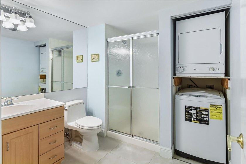 A well maintained, Move in ready, 3 bd, 2 bath unit with a - photo 29