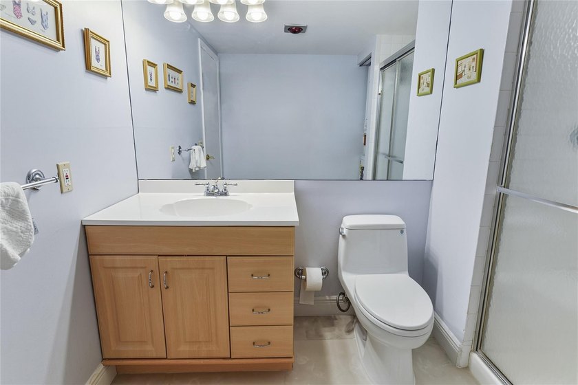 A well maintained, Move in ready, 3 bd, 2 bath unit with a - photo 30