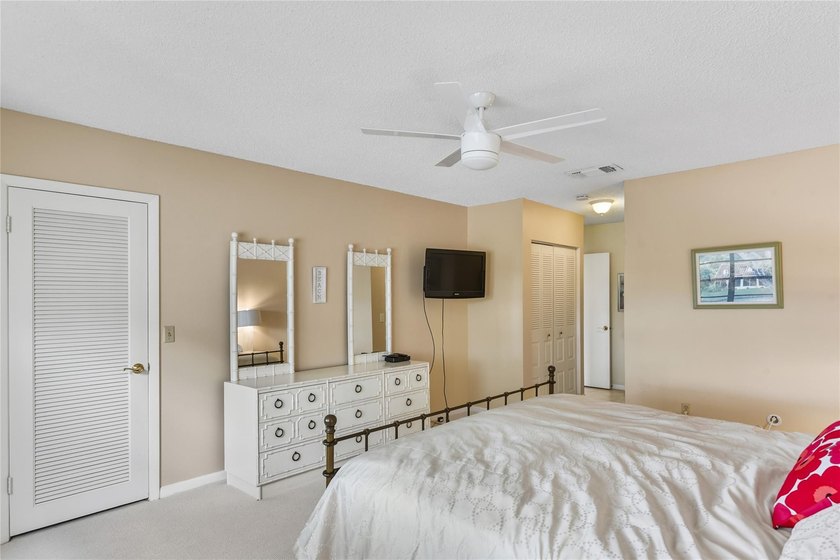 A well maintained, Move in ready, 3 bd, 2 bath unit with a - photo 32