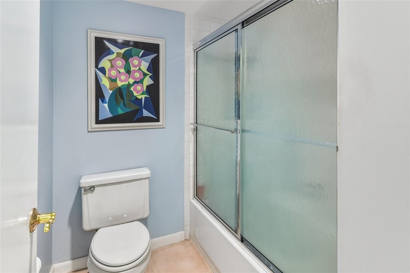 A well maintained, Move in ready, 3 bd, 2 bath unit with a - photo 33