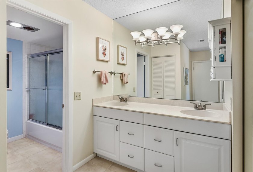 A well maintained, Move in ready, 3 bd, 2 bath unit with a - photo 34