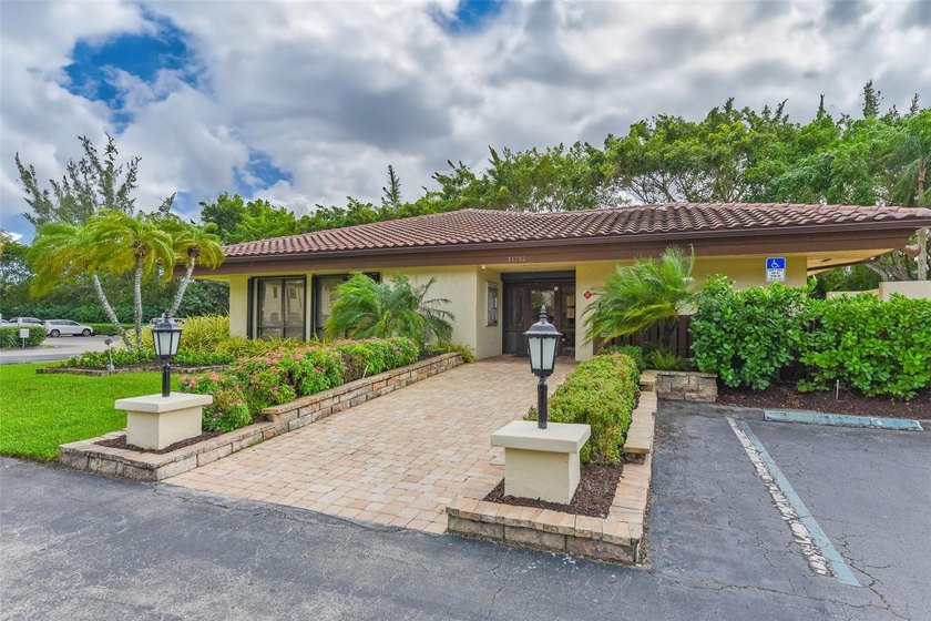 A well maintained, Move in ready, 3 bd, 2 bath unit with a - photo 37