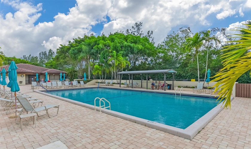 A well maintained, Move in ready, 3 bd, 2 bath unit with a - photo 38