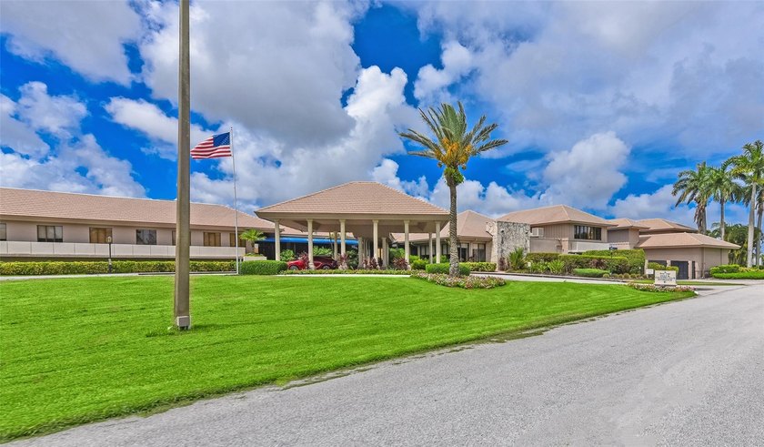 A well maintained, Move in ready, 3 bd, 2 bath unit with a - photo 40