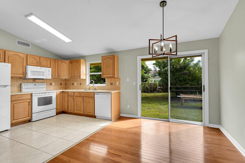 Welcome to your new home a beautifully maintained 3 bedroom, 2 - photo 12