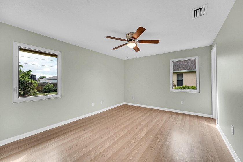Welcome to your new home a beautifully maintained 3 bedroom, 2 - photo 13