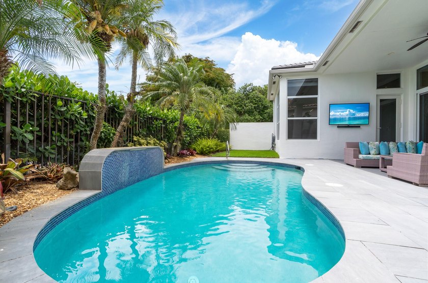 Immaculate, move-in ready home surrounded by beautiful lake and - photo 25